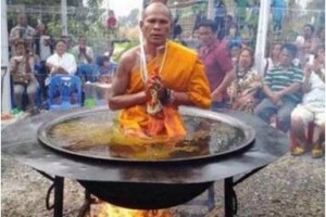 Biksu saatmeditasi dalam minyak mendidih.